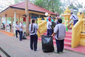 10 มกราคม 2558 ร่วมกันทำความสะอาดชุมชนใกล้โรงงาน