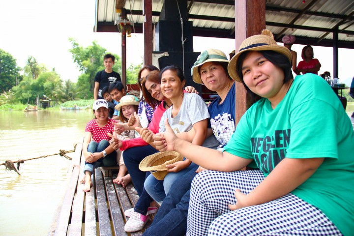 26 เมษายน 2558 ล่องแพเที่ยวเมืองกาญจนบุรี